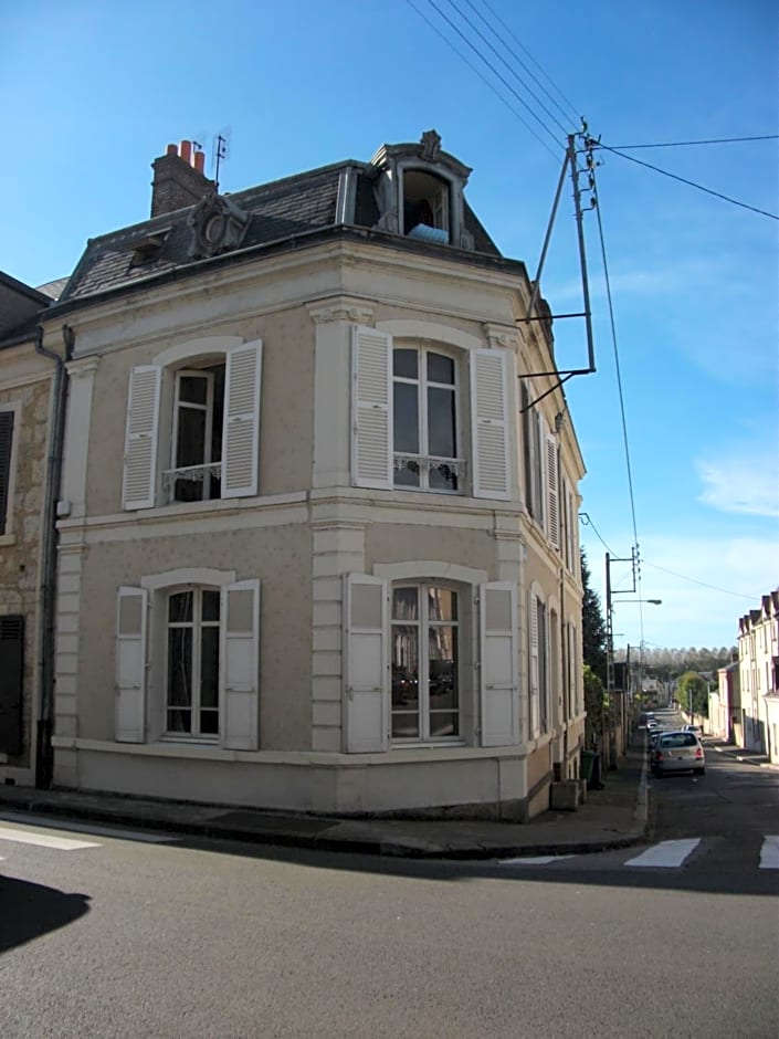 centre ville, chambre indépendante 20m2 et sa salle de bain privée