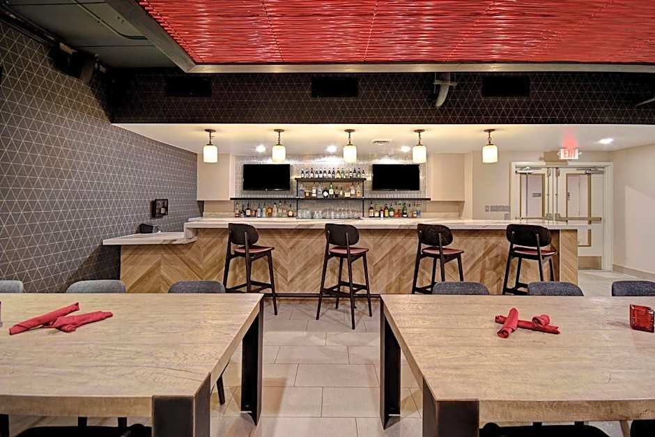 DoubleTree by Hilton St. Louis-Airport