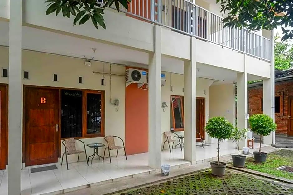 Teratai Guesthouse Mitra RedDoorz near Tugu Yogyakarta