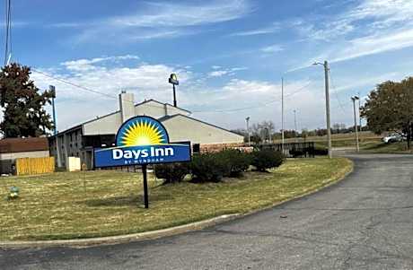 Days Inn & Suites by Wyndham Caseyville