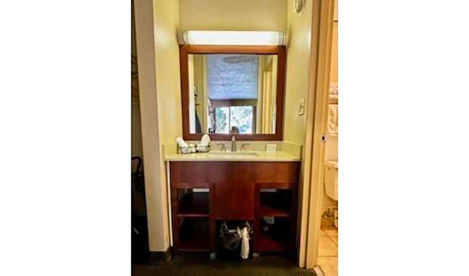 Hotel Red Rose by Townhouse Covington I-64