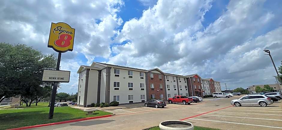 Super 8 by Wyndham Irving DFW Airport/South