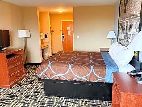 1 King Bed Suite Non-Smoking