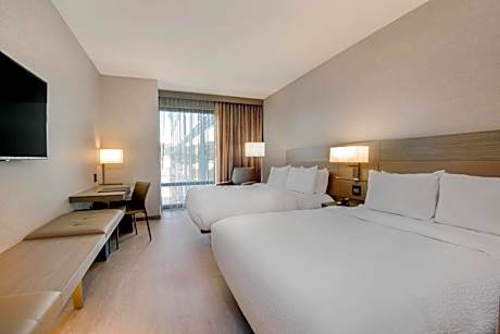 Queen Room with Two Queen Beds - Hearing Accessible