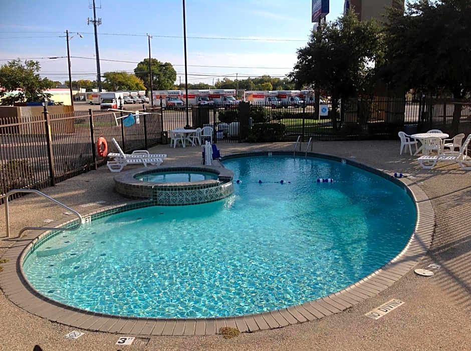 Howard Johnson by Wyndham Grand Prairie Near Lone Star Park