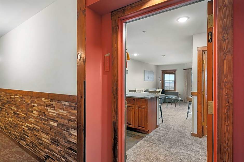 HH 207 Ski-InOut Sunrise Views Village Steps Sleeps 4