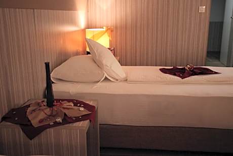 SINGLE SUPERIOR ROOM