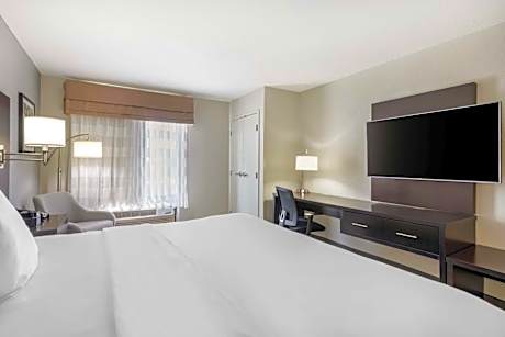 King Room with Bath Tub - Mobility Accessible/Non-Smoking