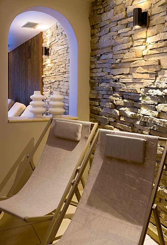 Aparthotel Familiaris - Family Apartments - Pools & Spa in Dolomites