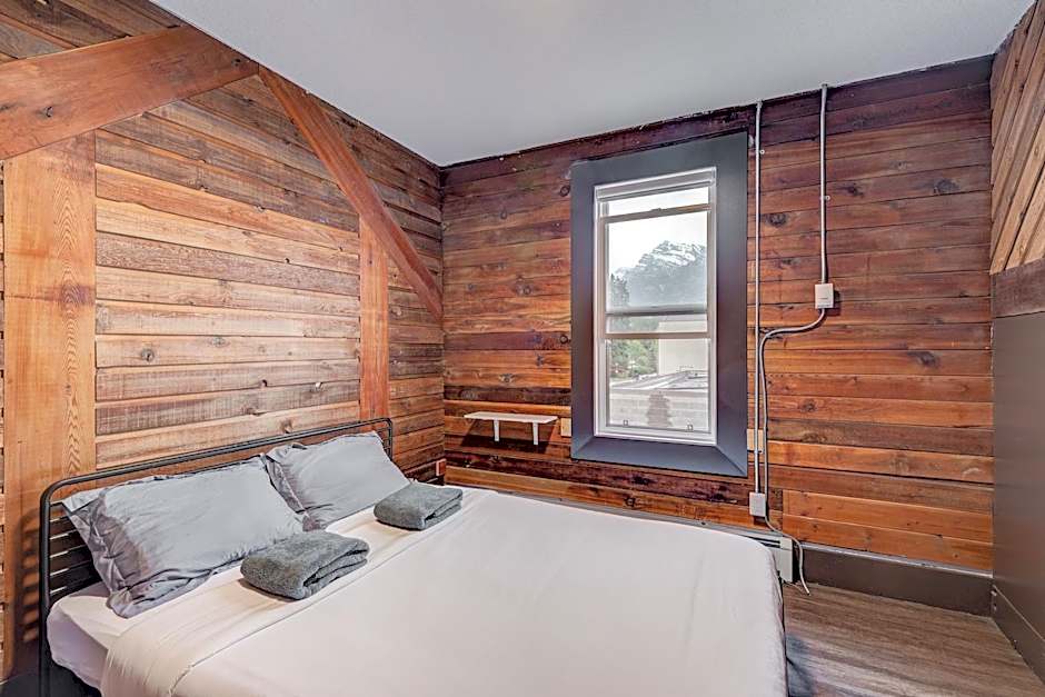 PARTY HOSTEL - The Canmore Hotel Hostel