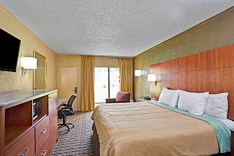 1 King Bed Smoking