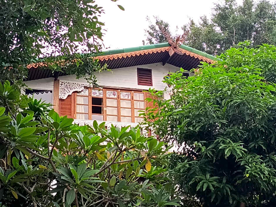 Baan Si Khao yanui