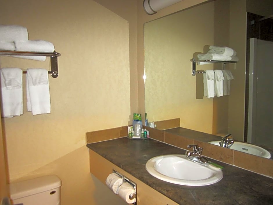 Lakeview Inns & Suites - Fort Nelson