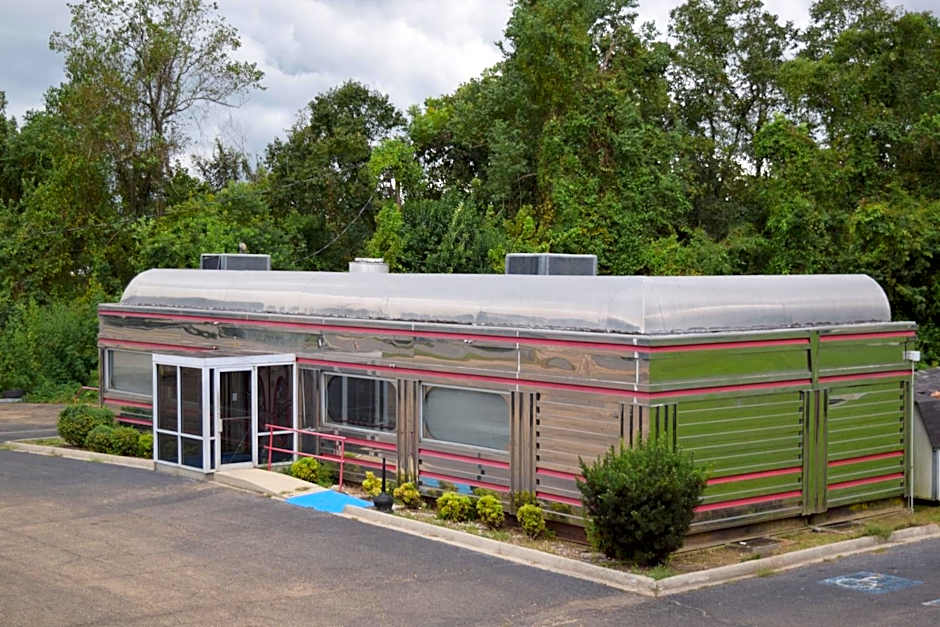 Value Inn - Livonia