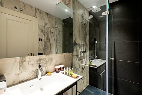 Queen Guest Room