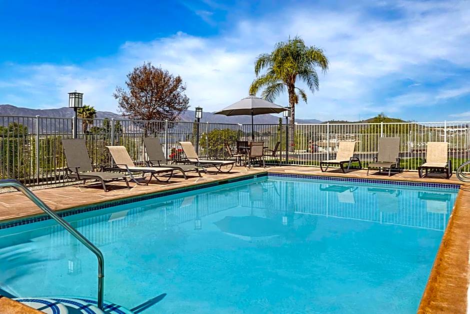 Best Western Plus Lake Elsinore Inn & Suites