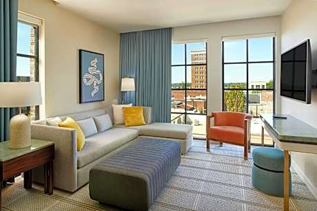 1 Bedroom Suite, 1 King, Corner room