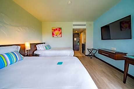 Deluxe Sea View High Floor Twin Bed