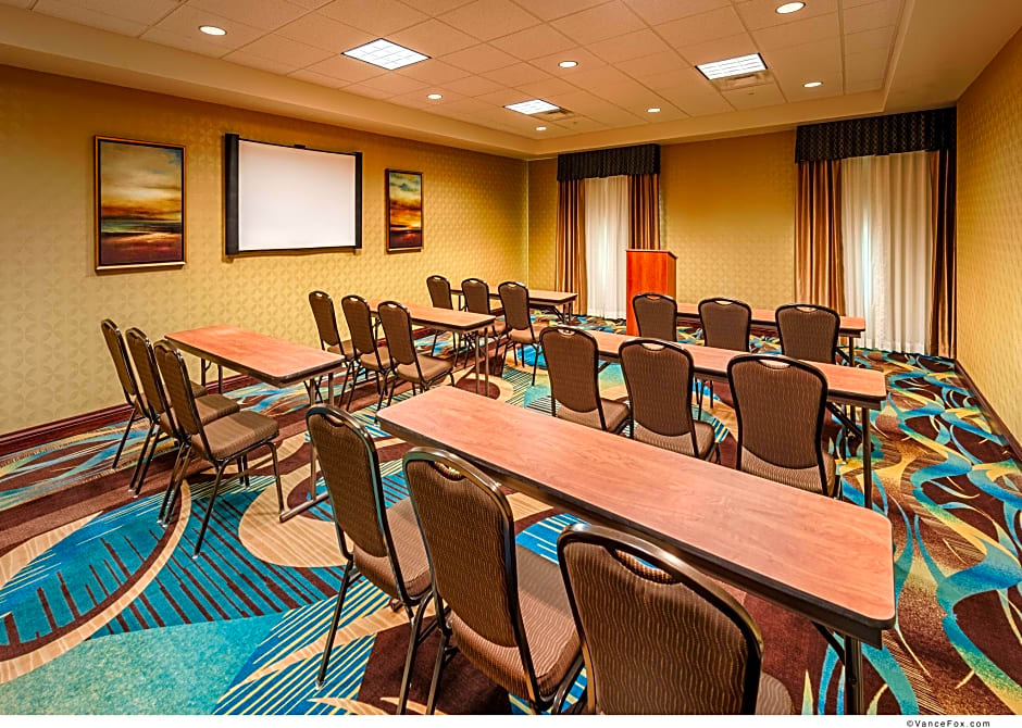 Holiday Inn Express & Suites / Red Bluff - South Redding Area, an IHG Hotel