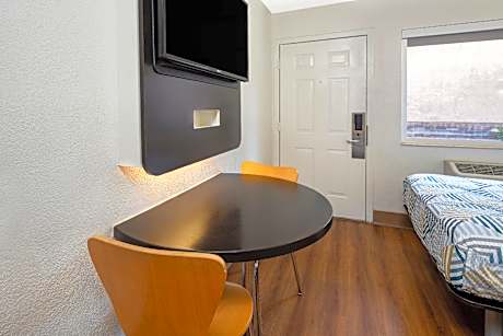 2 FULL BEDS | MICFRIDGE