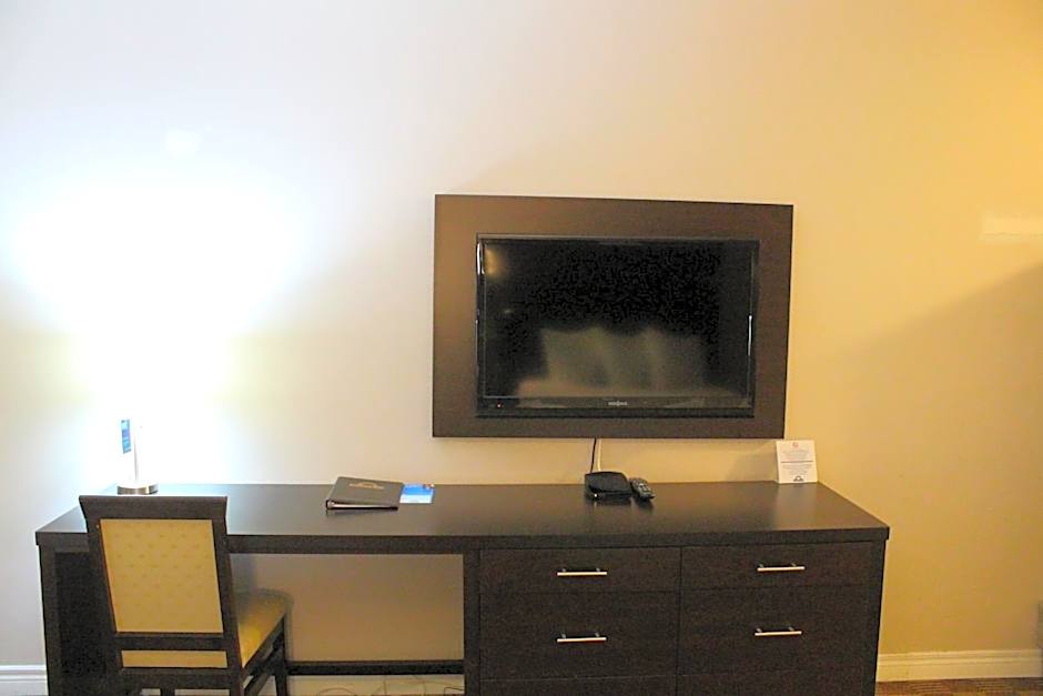 Days Inn & Suites by Wyndham North Bay Downtown