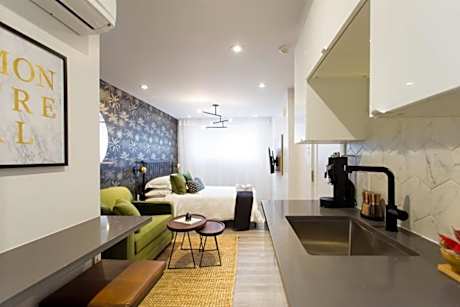 Palms Little Italy Studio with full bathroom by Denstays