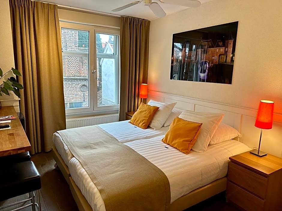 Long John's Pub & Hotel