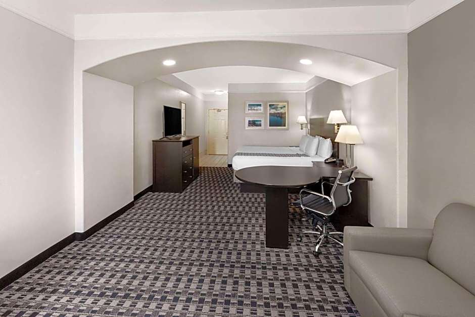 La Quinta Inn & Suites by Wyndham Deer Park