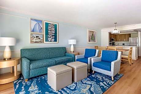 Two-Bedroom Suite with One King Bed and Two Twin Beds - Hearing Accessible