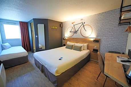 One Double Bed 2 Single Beds