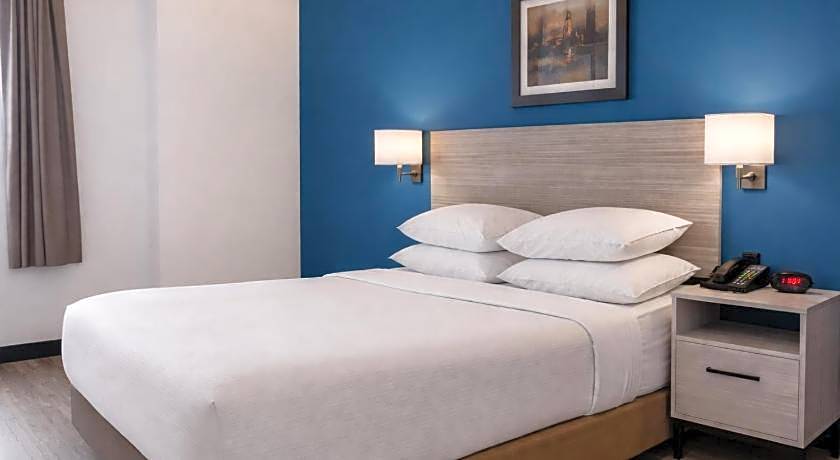 Premier Inn & Suites - Downtown Hamilton Hotel