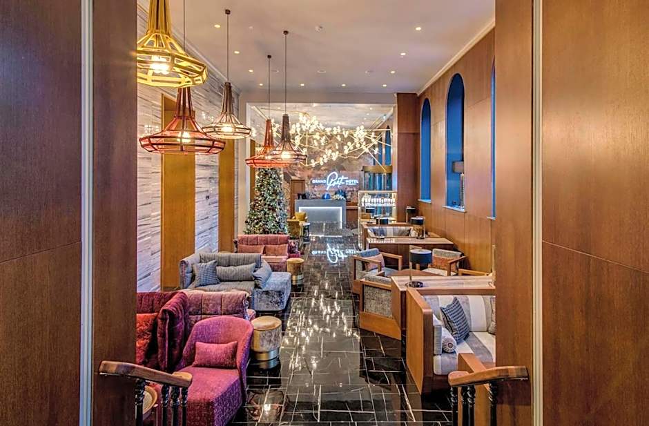 Grand Poet Hotel and SPA by Semarah