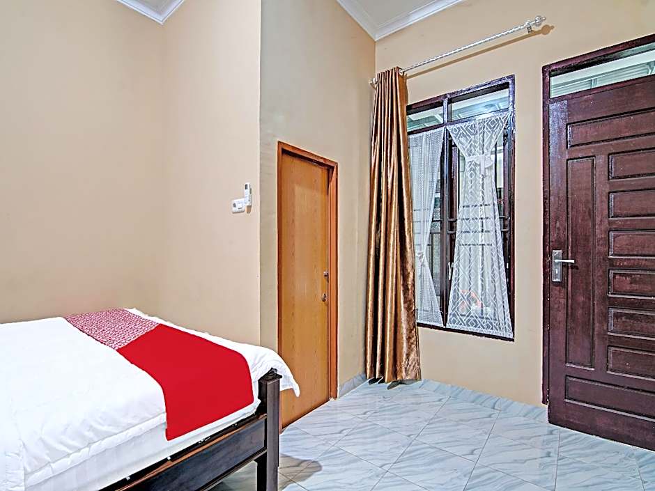 OYO 92176 Sandira Syariah