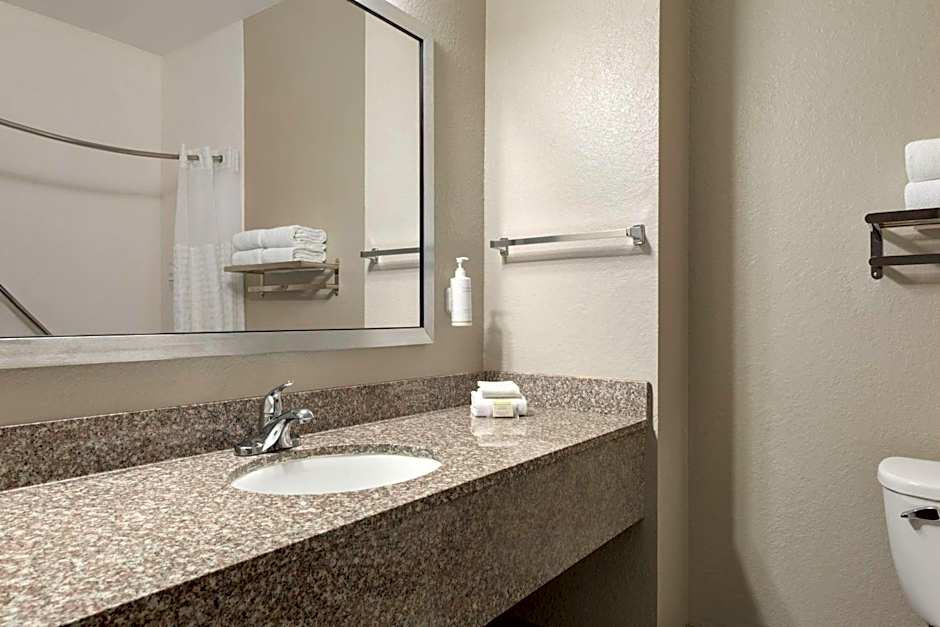 Days Inn & Suites by Wyndham Prattville-Montgomery