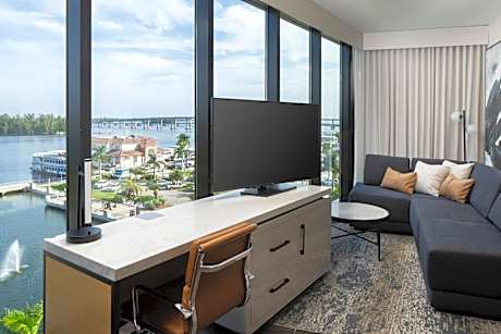 Balcony Suite and Wet Bar, 1 Bedroom 2 room Suite, 1 King