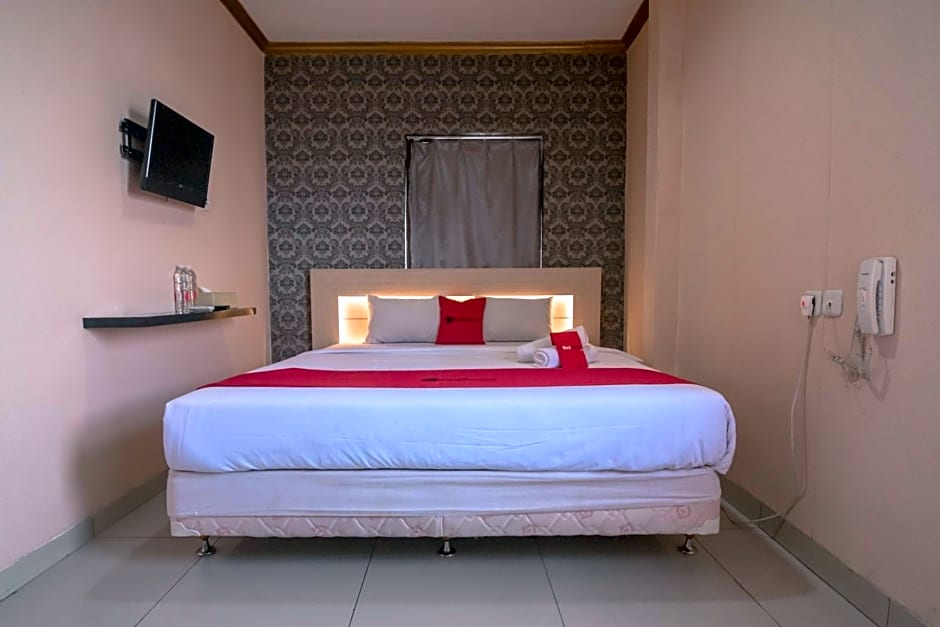 RedDoorz near RS Husada