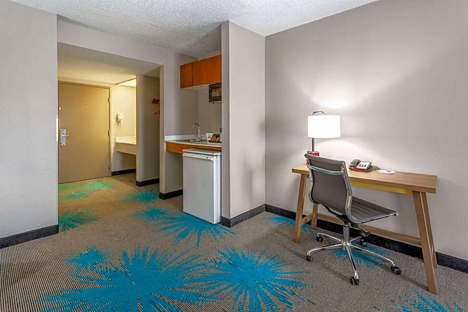 Days Inn & Suites by Wyndham Denver International Airport