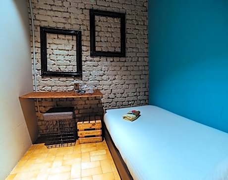 Private Single Room(Shared Bathroom)