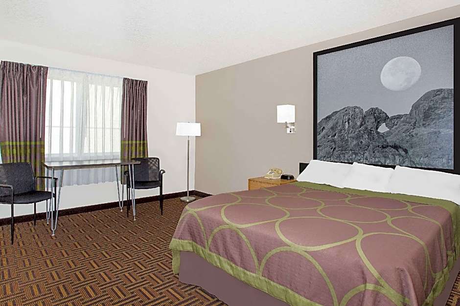 Super 8 by Wyndham Bloomfield