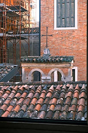 Queen  Room  Bright with view