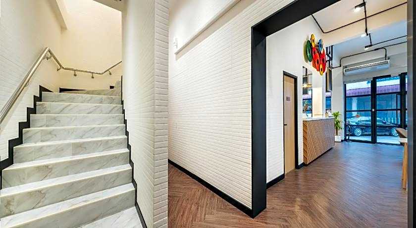 Siam Subway Hostel and Cafe