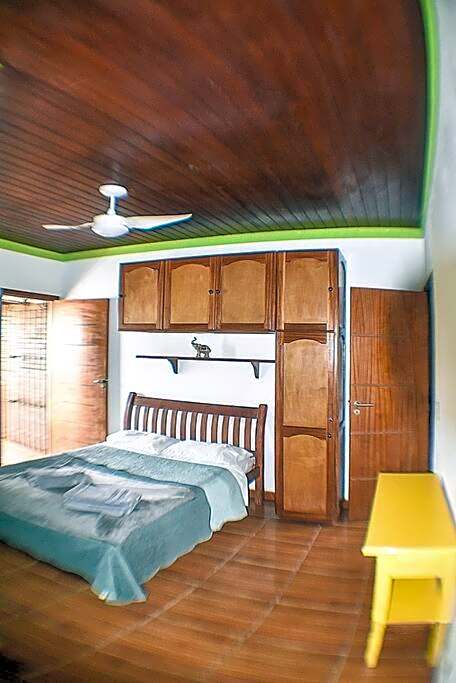 Casa com 4 suítes, cozinha, churrasqueira e praia