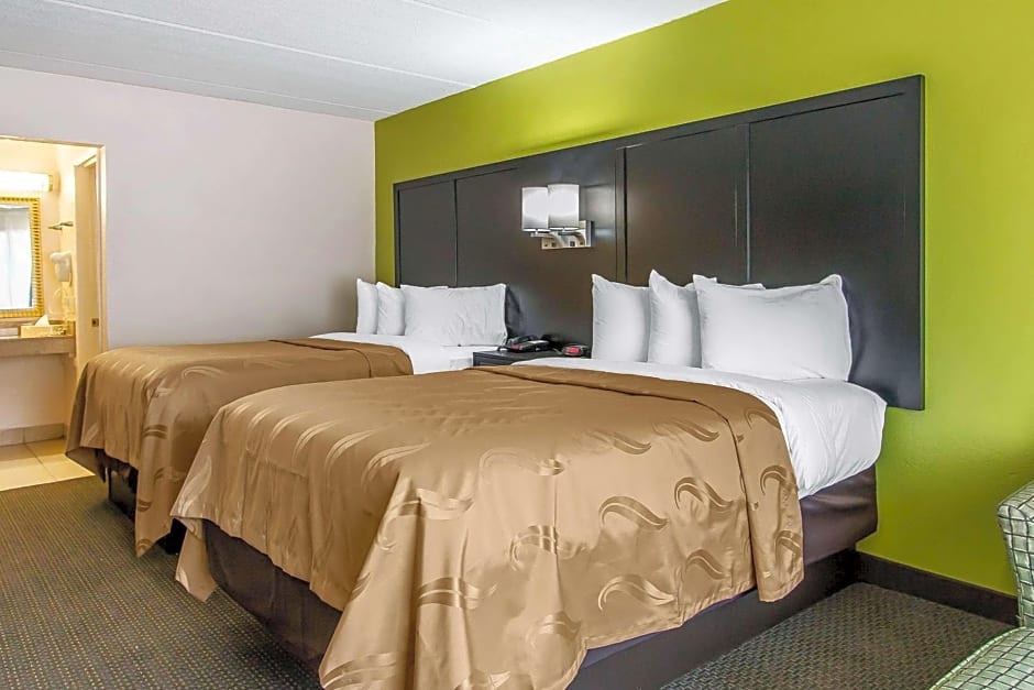 Quality Inn Hinesville - Fort Stewart Area, Kitchenette Rooms - Pool - Guest Laundry
