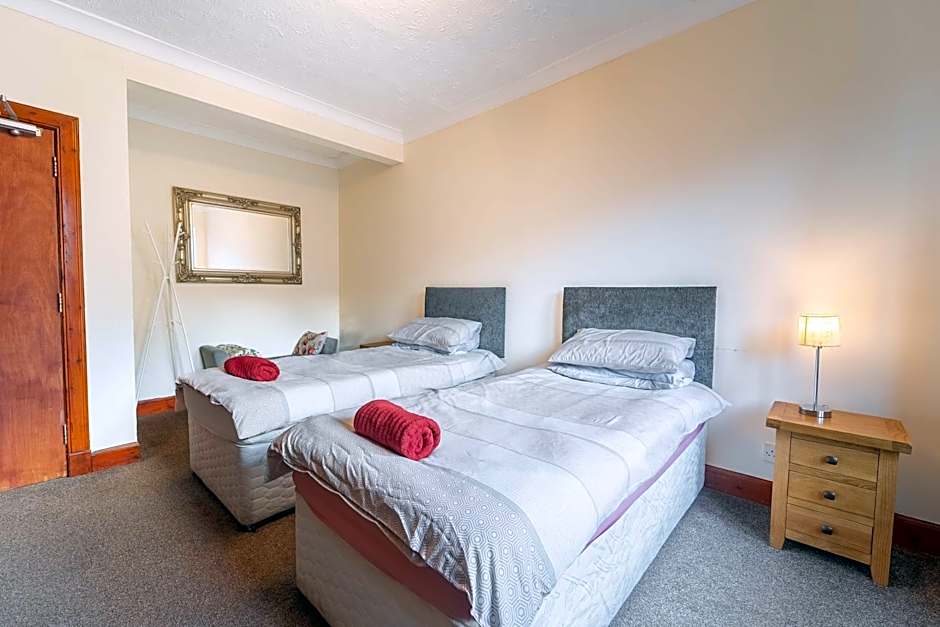 Prime location rooms in high street