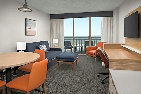 One-Bedroom Corner Queen Suite with Sofa Bed and Oceanfront - Hearing Accessible