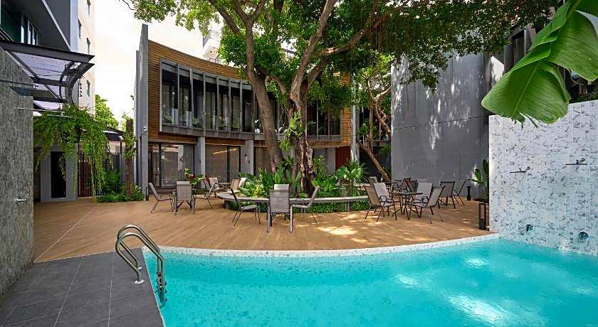 Red Door Samsen Hotel