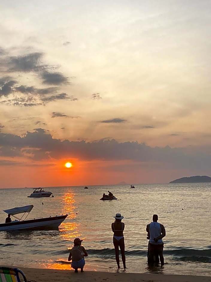 Suíte Pé na Areia- Espaço Independente na Praia do Curral com localização privilegiada - simplicidade e comodidade com o pôr do sol mais lindo de Ilhabela - melhor custo benefício para até 4 pessoas , na Av José Pacheco do Nascimento nº 7682