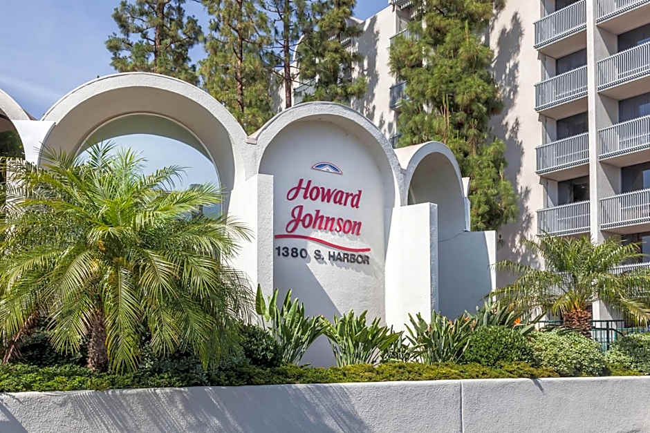 Howard Johnson by Wyndham Anaheim Hotel & Water Playground