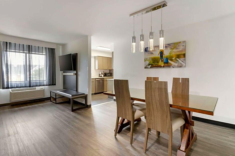 La Quinta Inn & Suites by Wyndham Des Moines West Clive