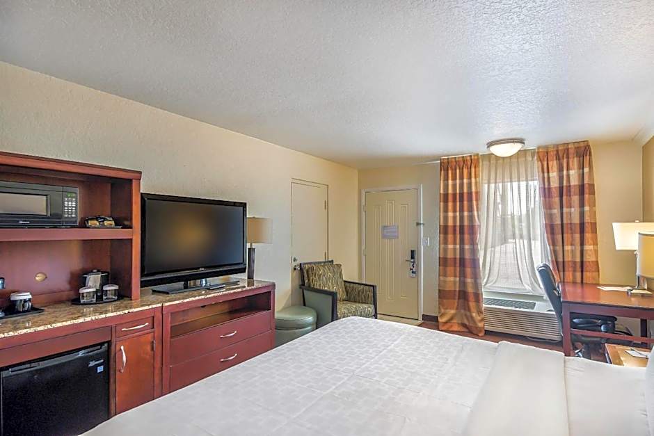 Clarion Inn & Suites Central Clearwater Beach